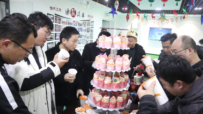 繽紛平安夜，歡樂圣誕節(jié) | 寶開舉辦第四季度員工集體生日會