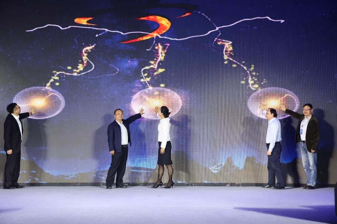 寶開領(lǐng)導(dǎo)張振林、王雷受邀出席 | 2018湖南大美服飾供應(yīng)鏈高峰論壇圓滿舉行！